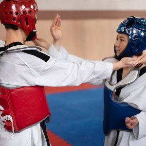 pessoas-praticando-taekwondo-em-um-ginasio_23-2150207190